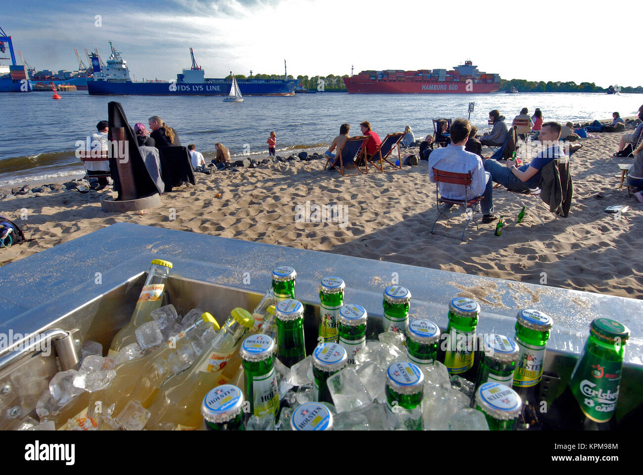 Hamburg, eine der schönsten und beliebtesten Reiseziele der Welt. Barbecue auf der Elbe Strand von Oevelgoenne. Stockfoto