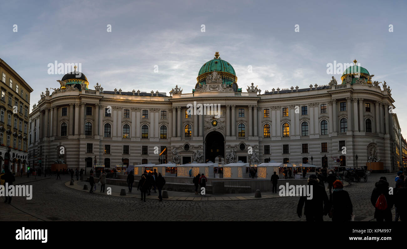 Iconic neobarocke Michaelator, Hofburg und traditionelle Wiener Weihnachtsmarkt in der Dämmerung, Michaelerplatz, Hofburg Quartal Imperial Vienna Stockfoto
