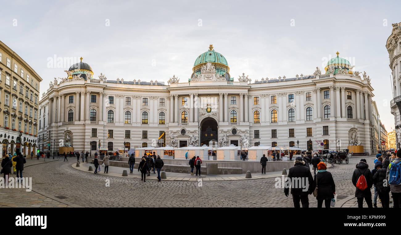 Iconic neobarocke Michaelator, Hofburg und traditionelle Wiener Weihnachtsmarkt in Michaelerplatz in der Hofburg Quartal Imperial Vienna Stockfoto