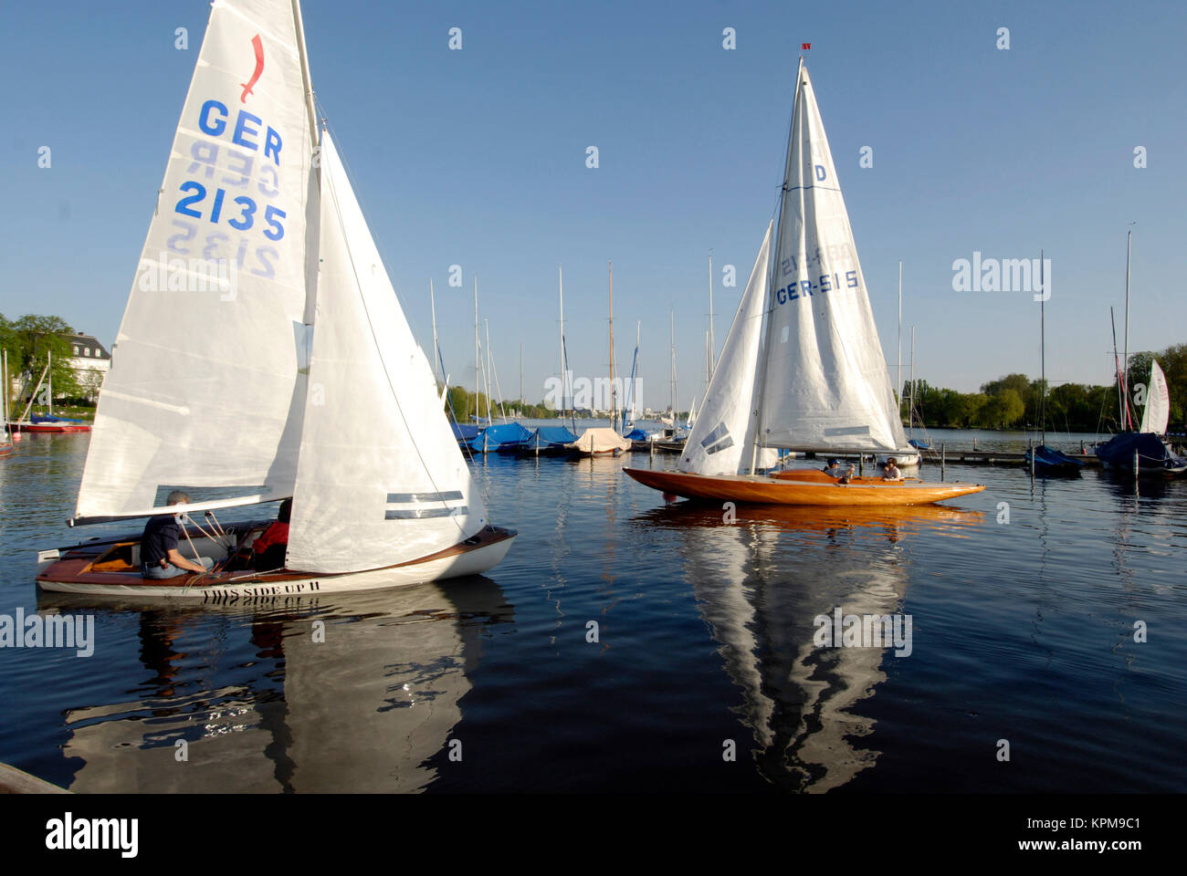 Hamburg, eine der schönsten und beliebtesten Reiseziele der Welt. Segelregatta auf der Außenalster Stockfoto