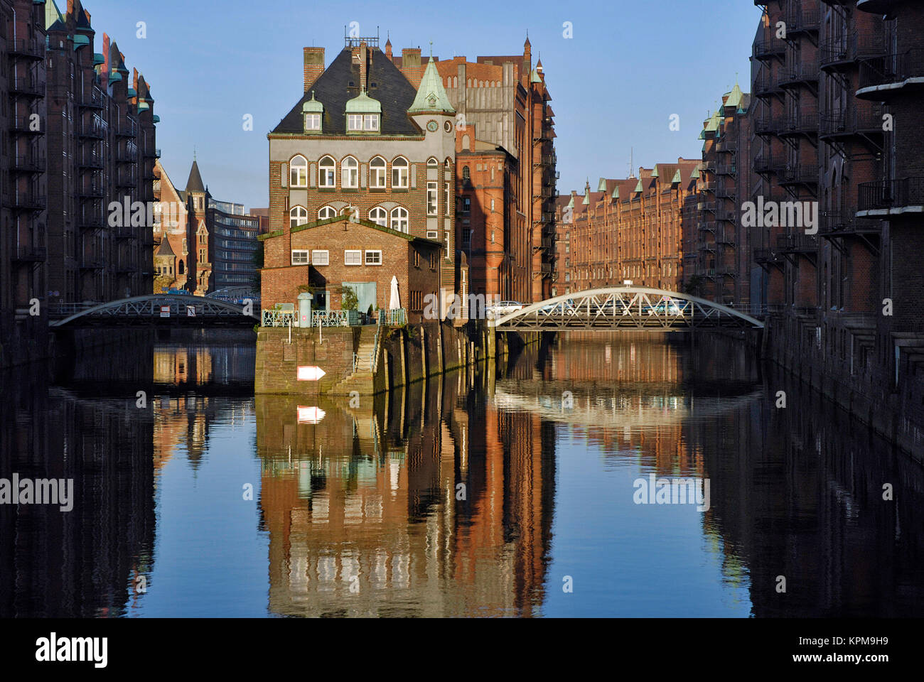 Hamburg, eine der schönsten und beliebtesten Reiseziele der Welt. Die Speicherstadt, Weltkulturerbe. Wasser schloss. Stockfoto
