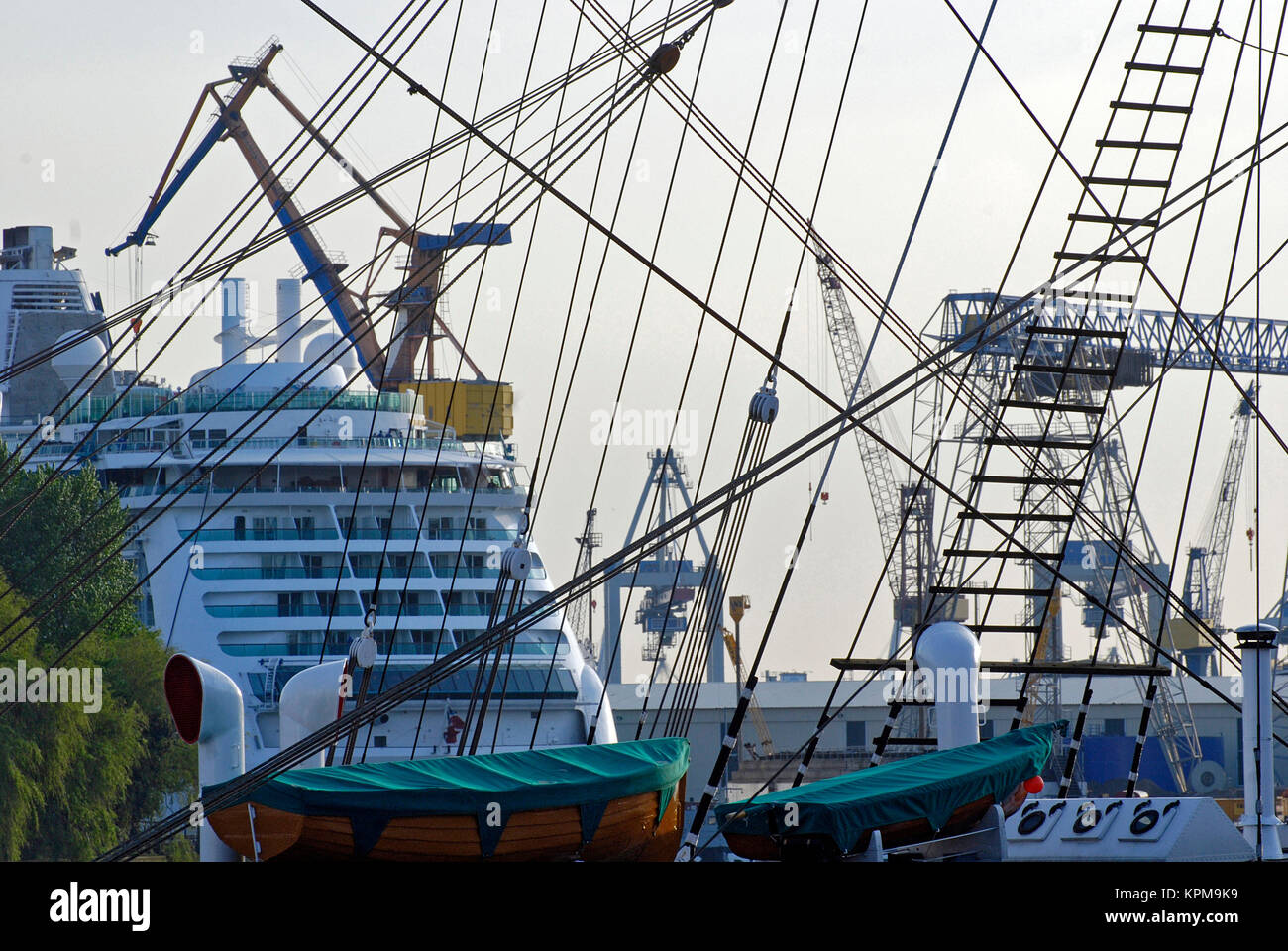 Hamburg, eine der schönsten und beliebtesten Reiseziele der Welt. Takelage eines Matrosen im Hafen von Hamburg. Stockfoto
