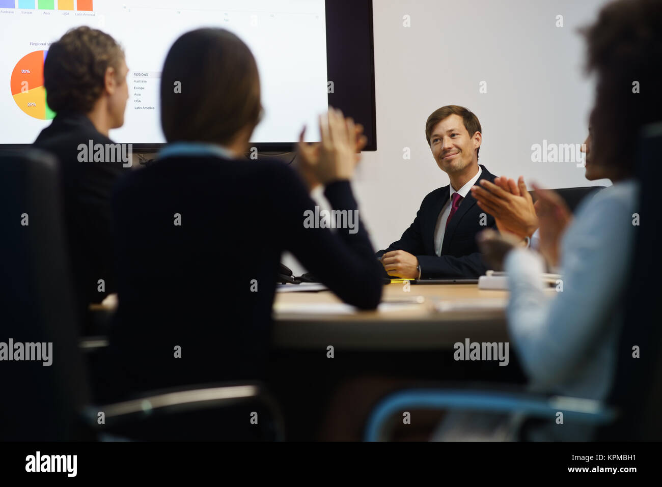 Geschäft Leute applaudieren, Manager, Präsentation im Konferenzraum Stockfoto