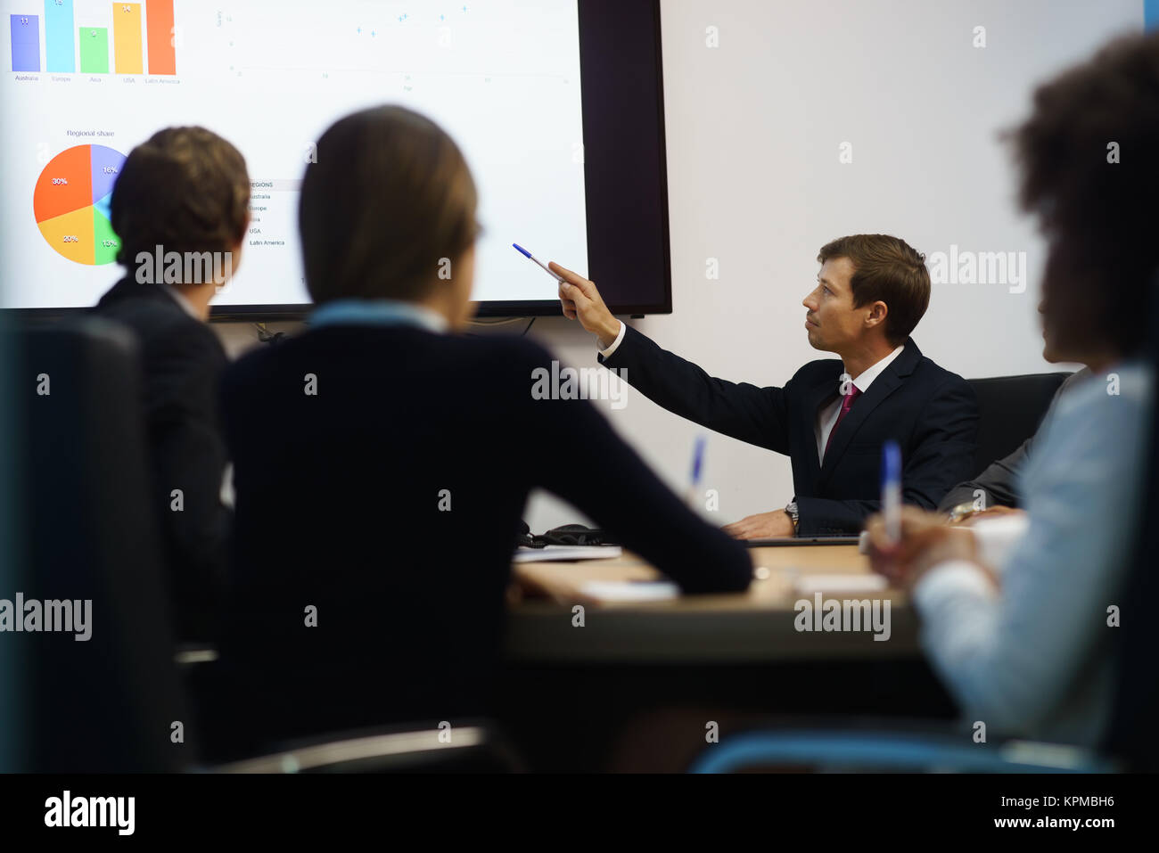 Manager tun Präsentation im Büro Treffen mit Charts auf TV Stockfoto