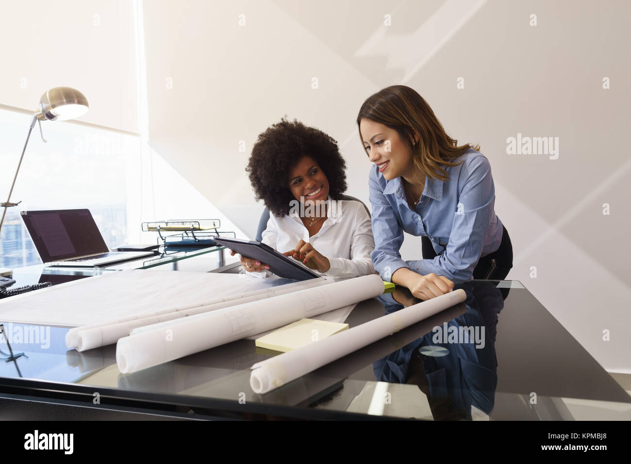 Frauen Kollegen Architekt mit Tablet PC und Blueprints Stockfoto