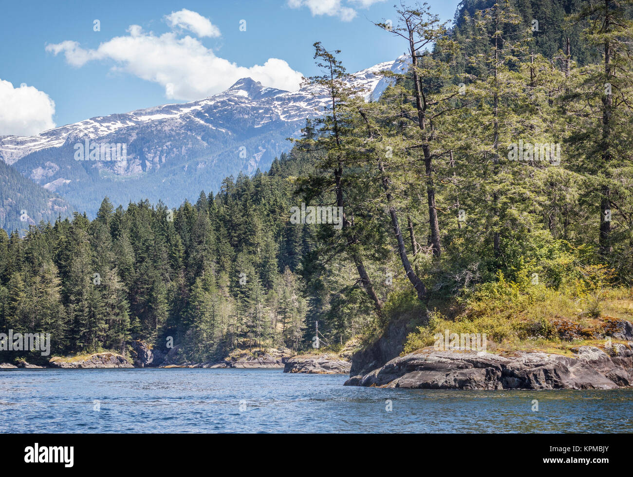 Schneebedeckten Gipfel der Coast Mountains fliegen Overhead wie sie Malibu Rapids, die Eingangstür zum Princess Louisa Inlet, einem beliebten Bootfahren Ziel weiter nähern. Stockfoto