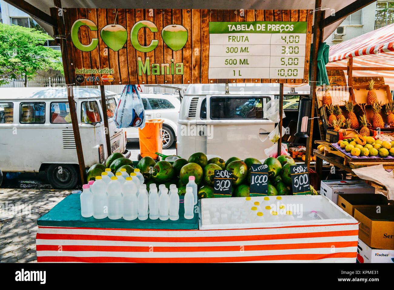 Kokosnuss Wasser für Verkauf in einem Street Market in Rio de Janeiro, Brasilien Stockfoto