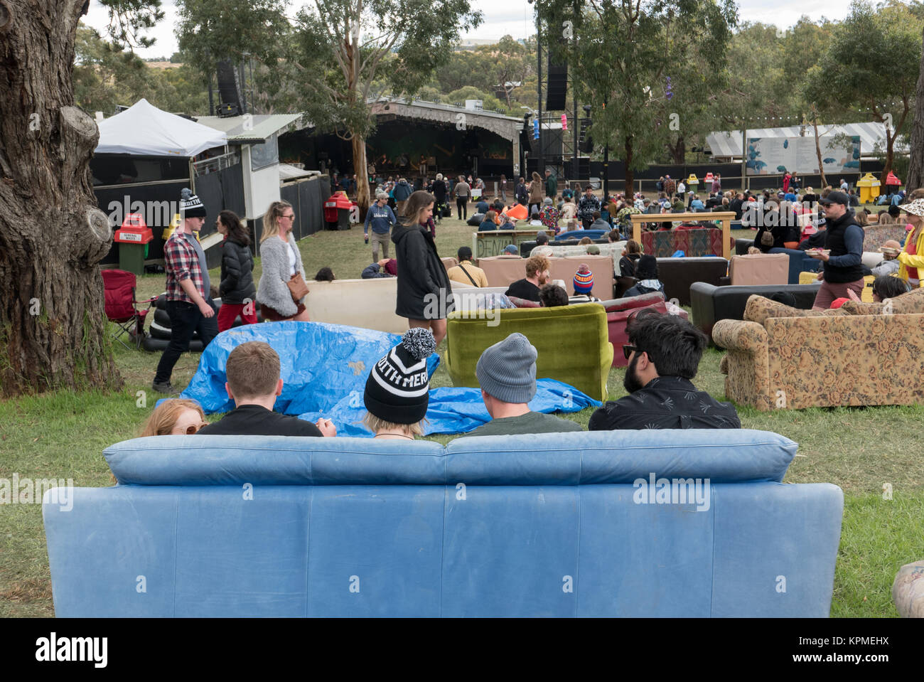 Junge Australier auf Sofas, die Sie eingerichtet haben und die Meredith Music Festival in Meredith Australien geholt. Stockfoto