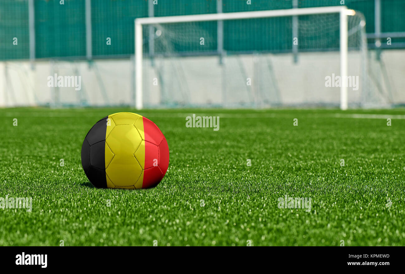 Fußball auf der grünen Wiese - Flagge Belgien Stockfoto