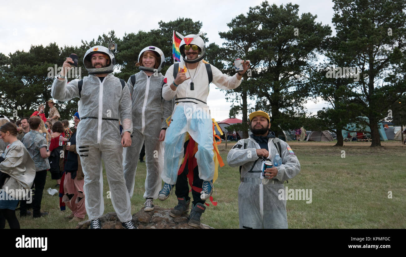Gruppe von 4 jungen Meredith Festivalbesucher Gekleidet in weiße Astronaut Kostüme posieren für selfies. Stockfoto