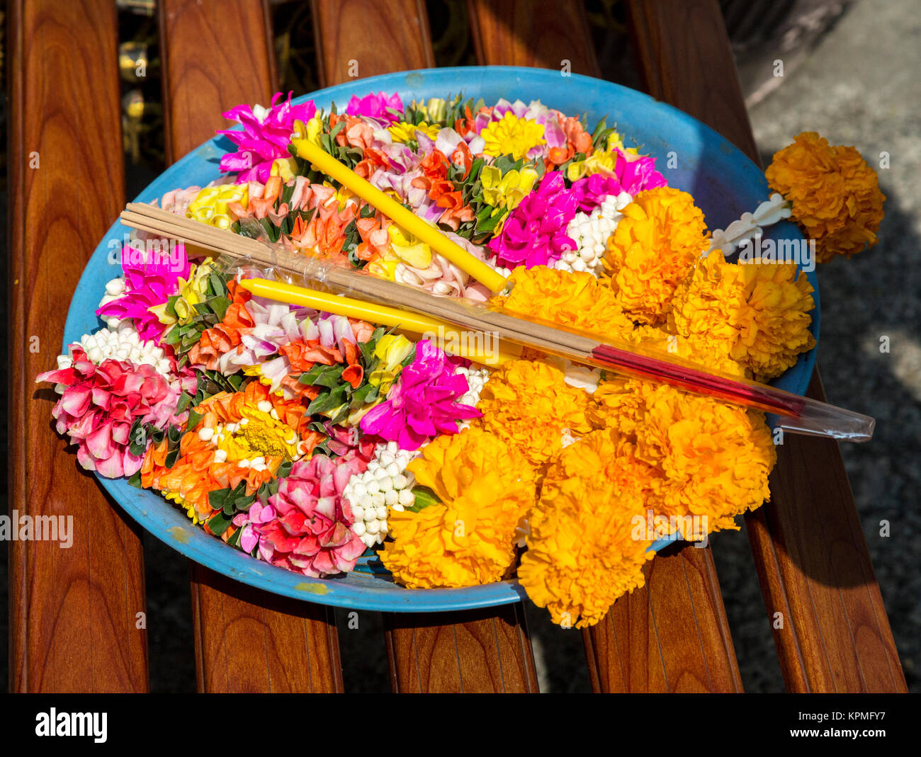 Bangkok, Thailand. Erawan Schrein. Fach von floralen Angeboten, Kerzen und Räucherstäbchen. Stockfoto