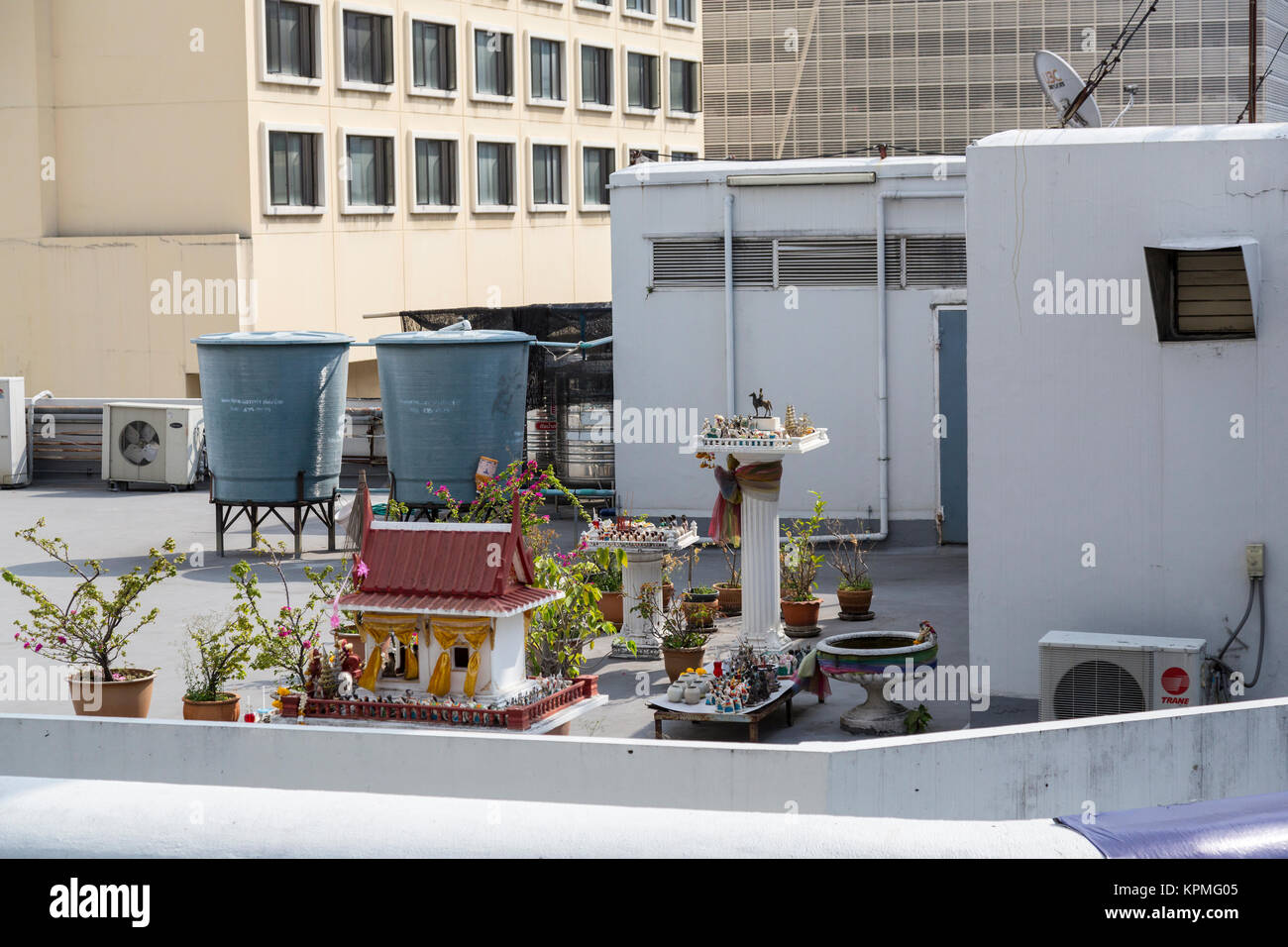 Bangkok, Thailand. Dachterrasse Schrein (ein San Phra Phum, Thai Geist Haus) in Central Business District, ehrt die Geister der Gegend. Stockfoto