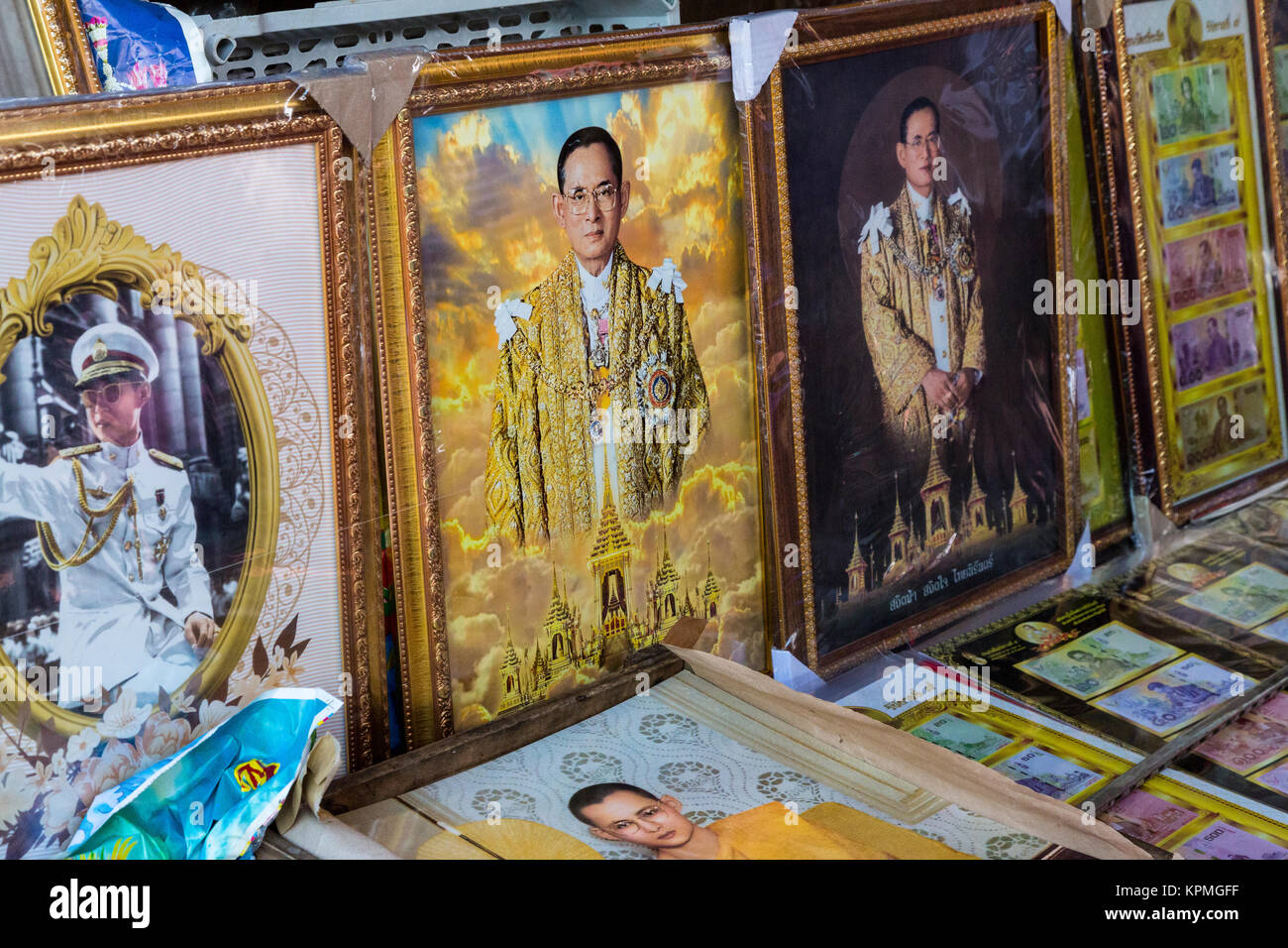 Bangkok, Thailand. Porträts des verstorbenen König Bhumibol Adulyadej zum Verkauf auf der Straße, Yaowarat Road, Chinatown. Stockfoto