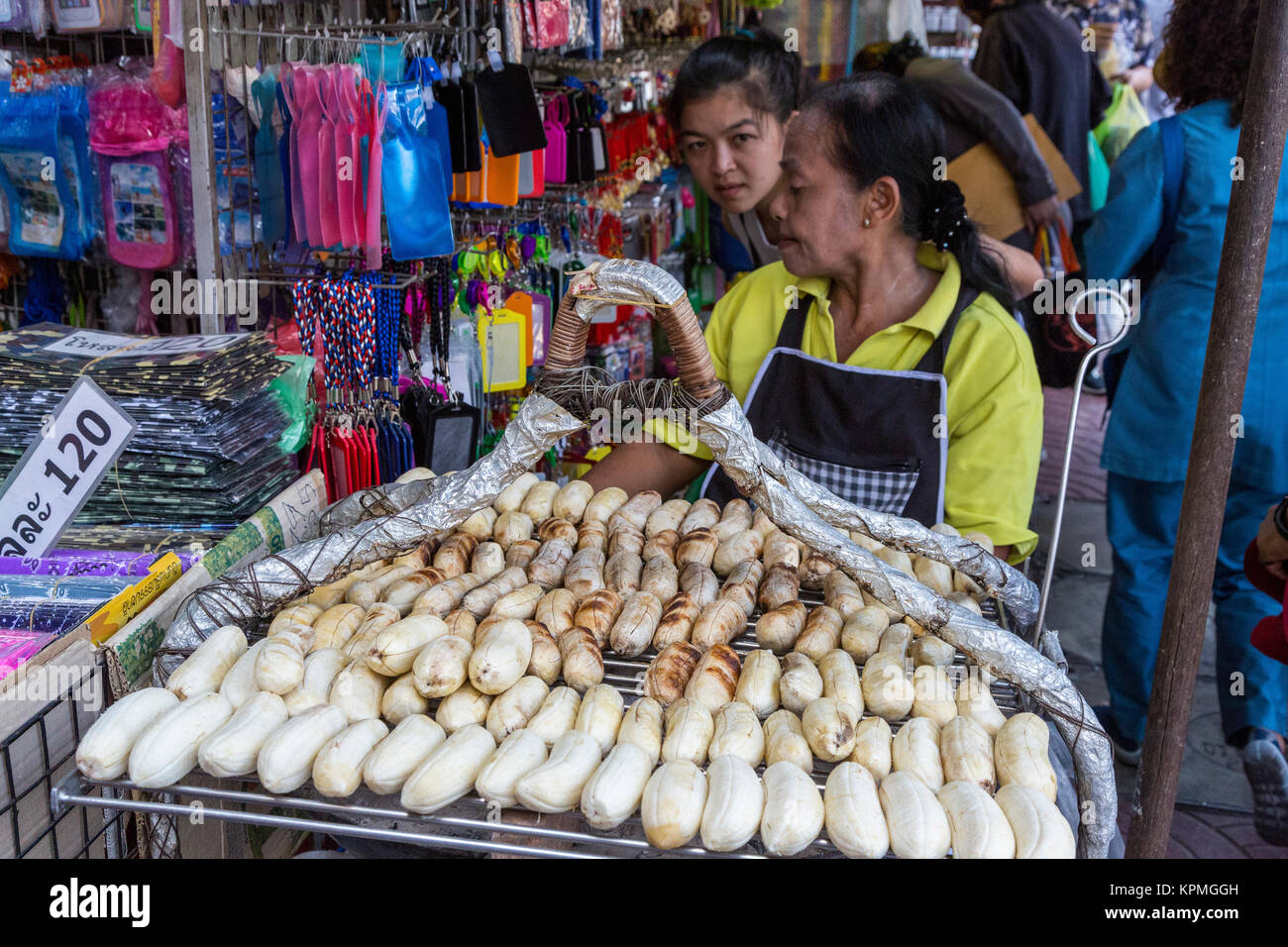 Bangkok, Thailand. Street Hersteller treibt einen Wagen aus gerösteten Bananen, Chinatown Markt. Stockfoto