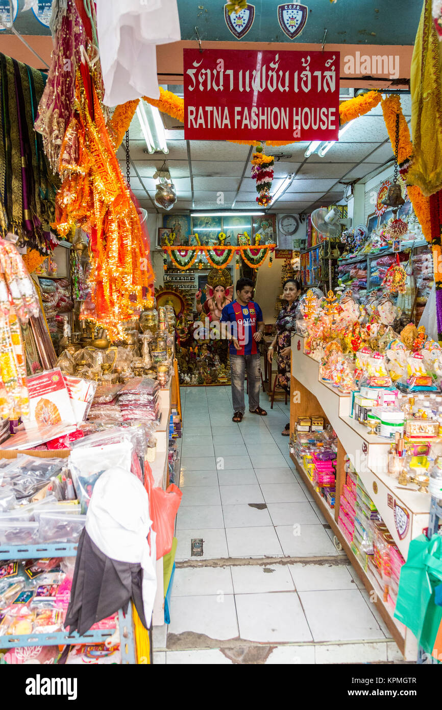 Bangkok, Thailand. Speicher, der indische Kleidung und Accessoires, Pahurat, das Indische Viertel. Stockfoto