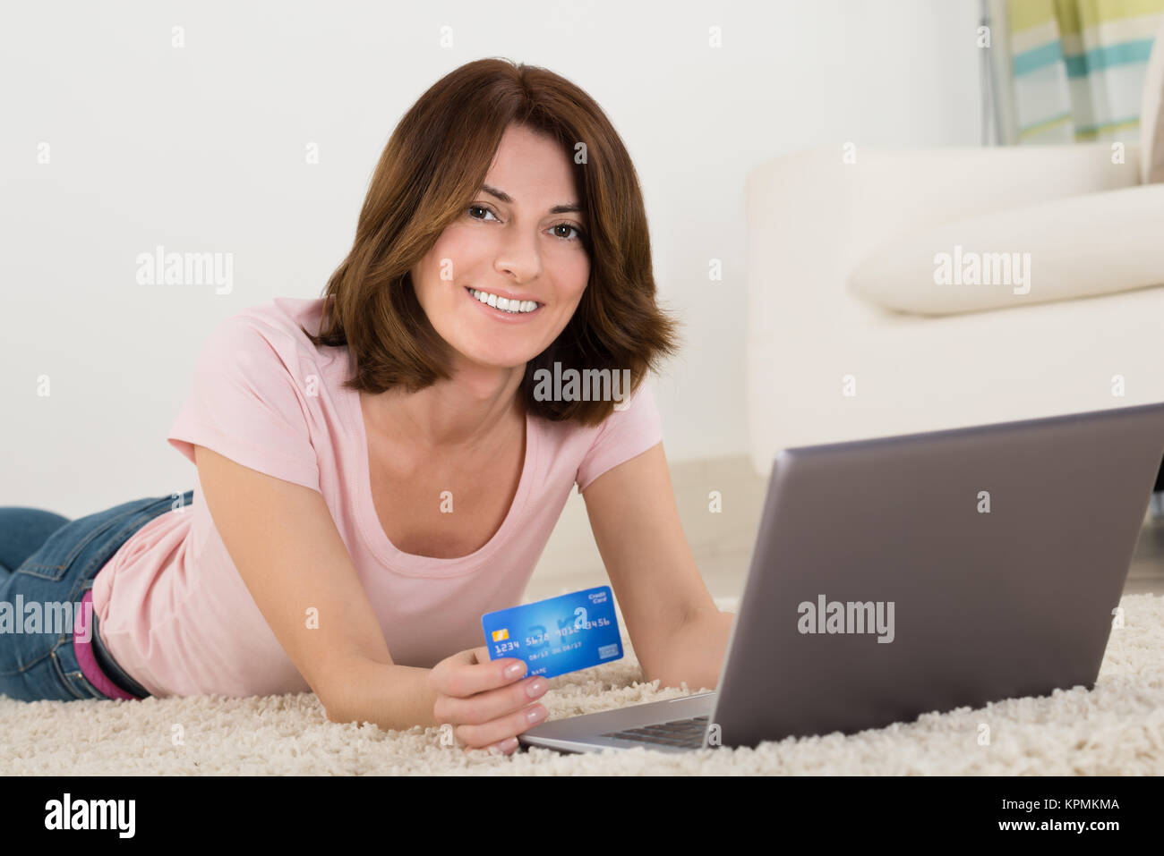 Aufgeregt Frau Online Einkaufen mit ec-Karte Stockfoto