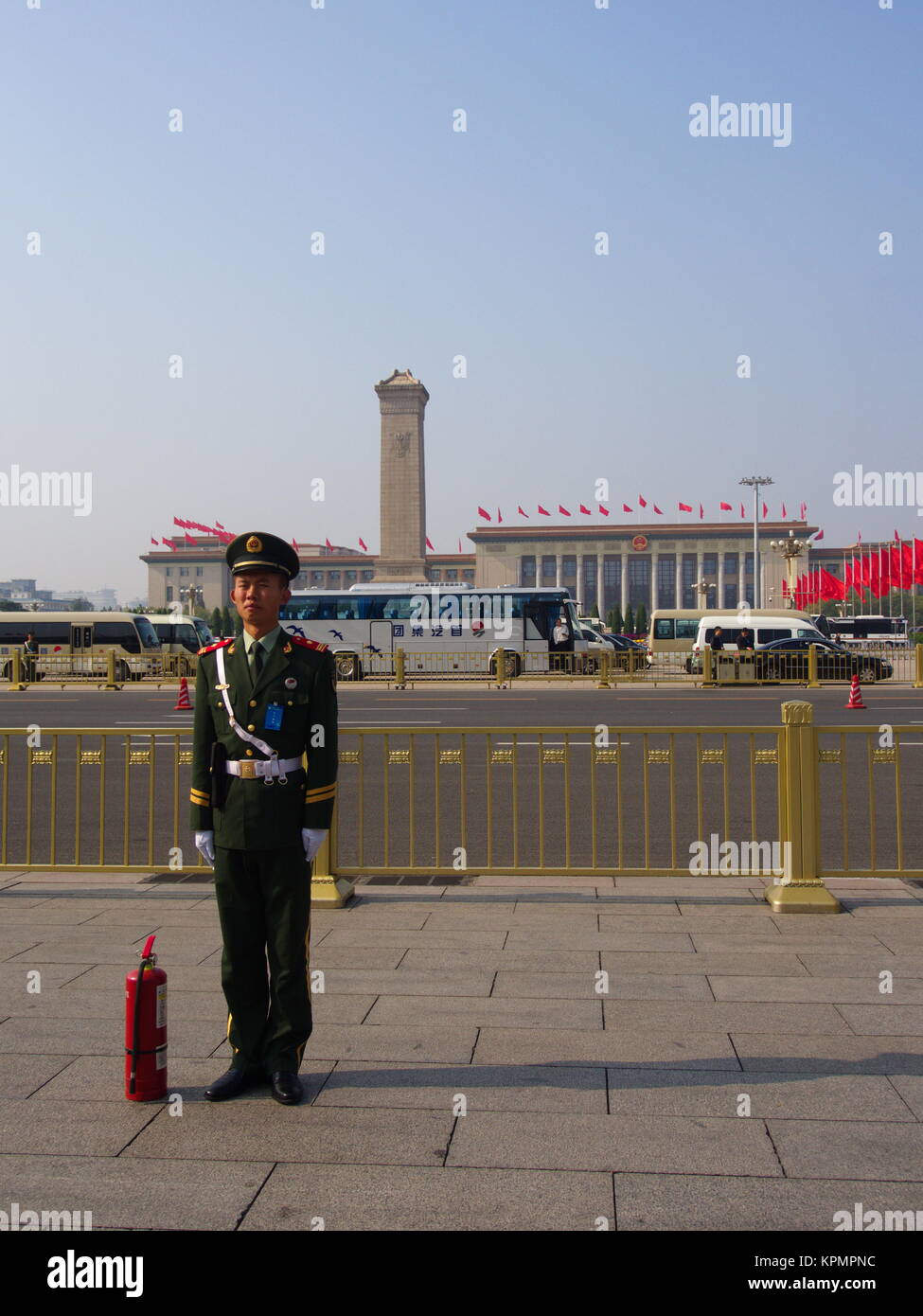 Die chinesische Wachdienst in der Tian An Men Square. Reisen in Peking, China. 24. Oktober, 2017 Stockfoto