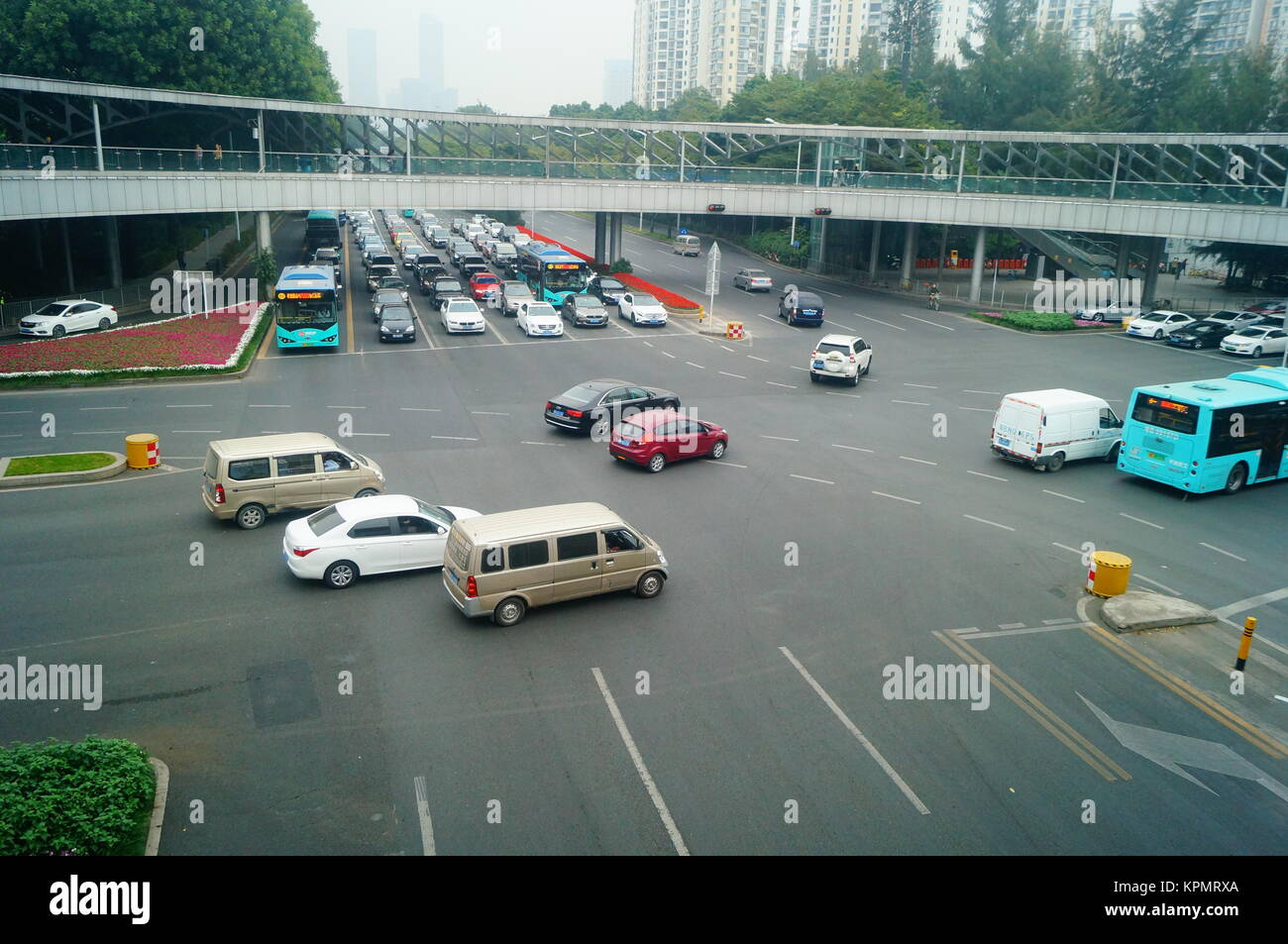 Transport und Verkehr Landschaft der Shennan Avenue in Shenzhen. Stockfoto