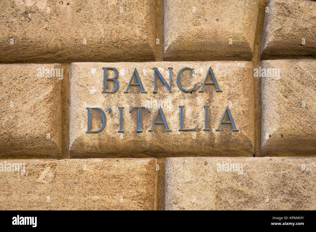 Die Banca d'Italia (Bank von Italien) Text auf einer alten Mauer in der Nähe der Eingang des Instituts in Lecce Stockfoto