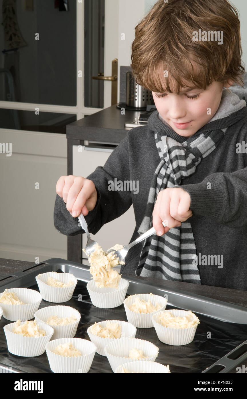 Kid Füllung Cakecups mit Teig Stockfoto