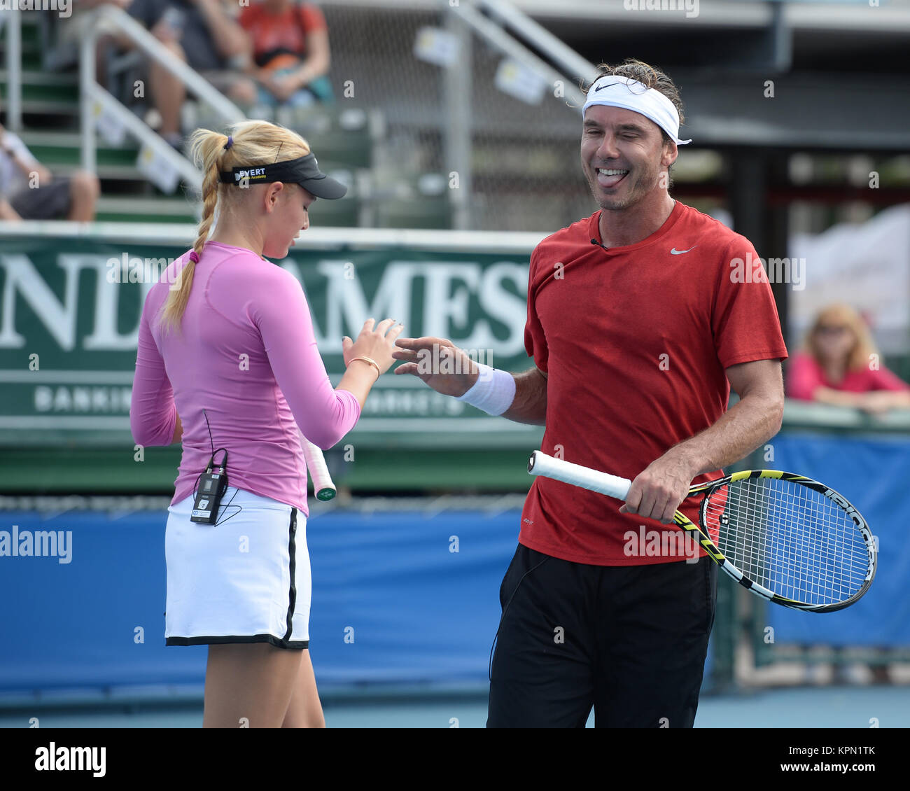 DELRAY Beach, FL - 23. NOVEMBER: Donna Vekic, Gavin Rossdale beteiligt sich an der 25. jährlichen Chris Evert/Raymond James Pro-Celebrity Tennis Classic in Delray Beach Tennis Center am 23. November 2014 in Delray Beach, Florida Personen: Donna Vekic, Gavin Rossdale Stockfoto