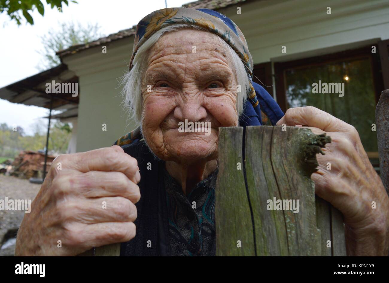 Oma an der Pforte Stockfoto