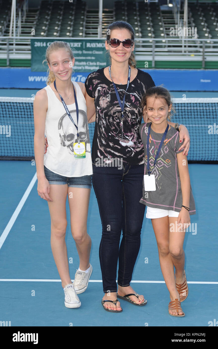 Martina Navratilova und Julia Lemigova posieren mit ihrem Kind auf 21.  November 2015 bei der Chris Evert Pro-Celebrity Tennis Classic Charity Gala  im Boca Raton Resort & Club in Boca Raton, Florida