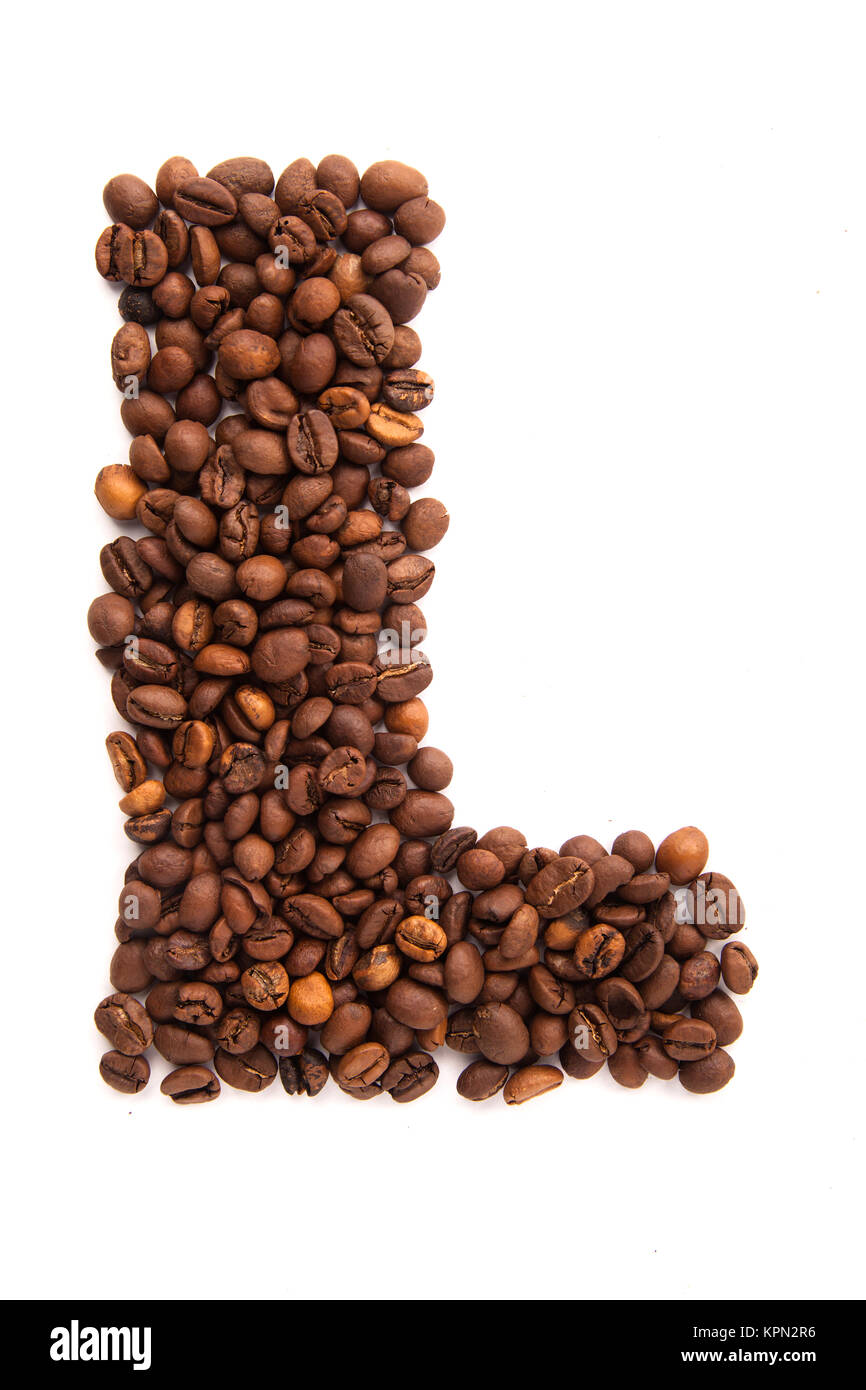 Buchstaben L von gerösteten Kaffeebohnen auf weißem Hintergrund Stockfoto
