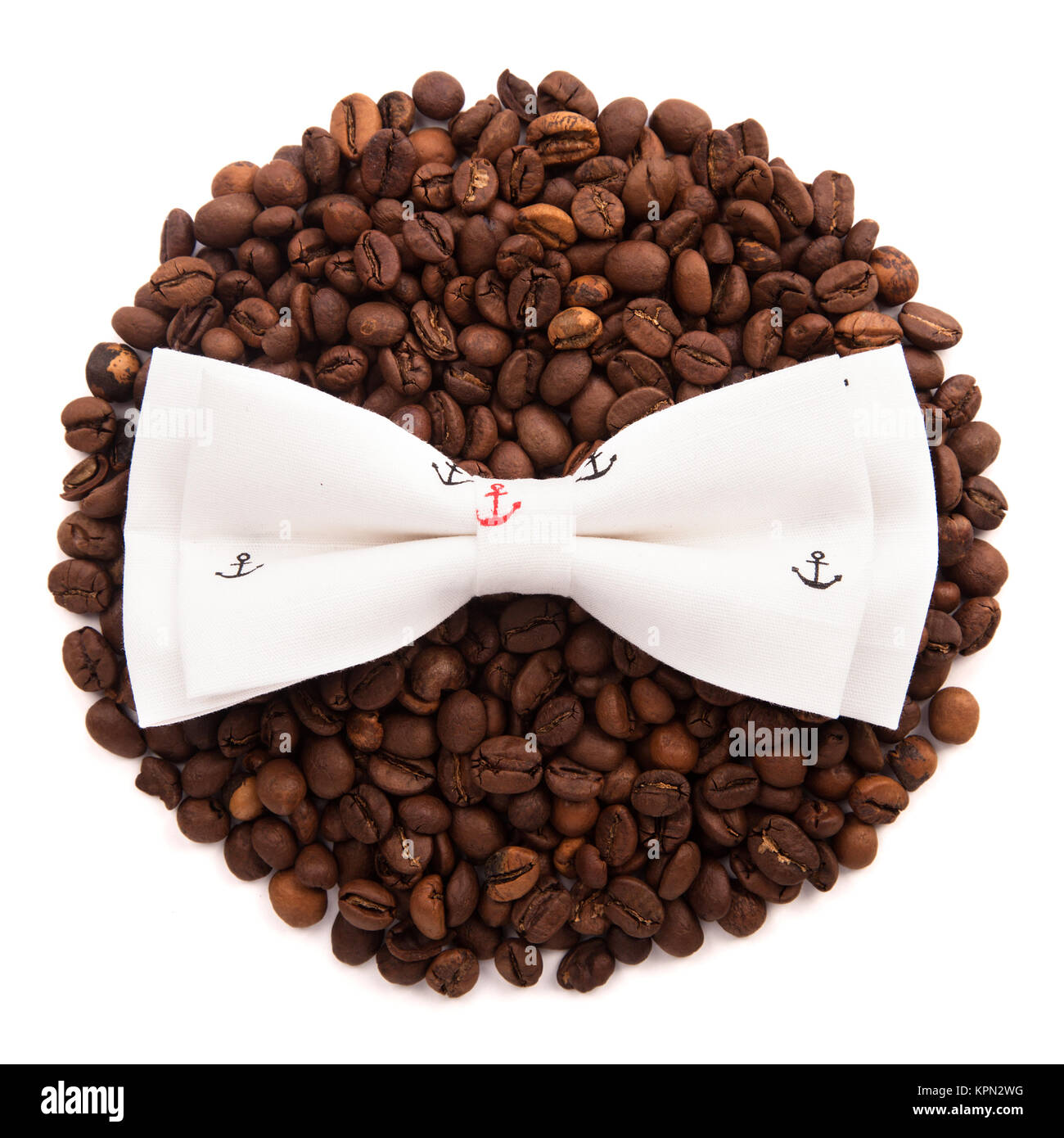 Bow Tie gemusterten Meer liegen Anker auf den Kreis der Kaffeebohnen auf weißem Hintergrund Stockfoto