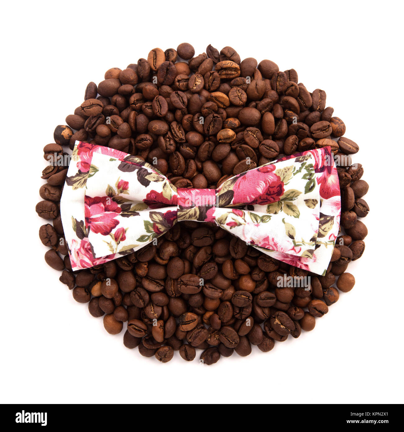 Blume Farben Bow Tie liegen auf den Kreis der Kaffeebohnen auf weißem Hintergrund Stockfoto