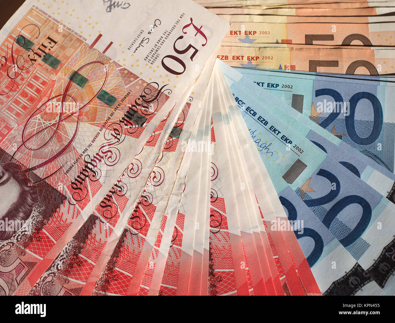 Wo Tausche Ich Am Besten Euro In Britische Pfund Britische pfund noten und euro banknoten und euro geldmünzen -Fotos und