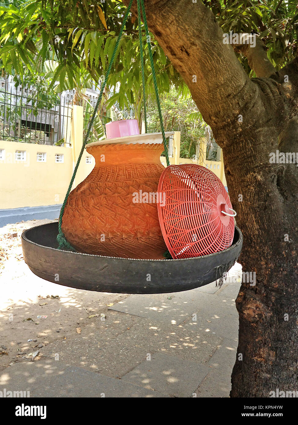 Ton Behälter mit Trinkwasser für den öffentlichen Verbrauch entlang einer Straße in Yangon, Myanmar. Stockfoto