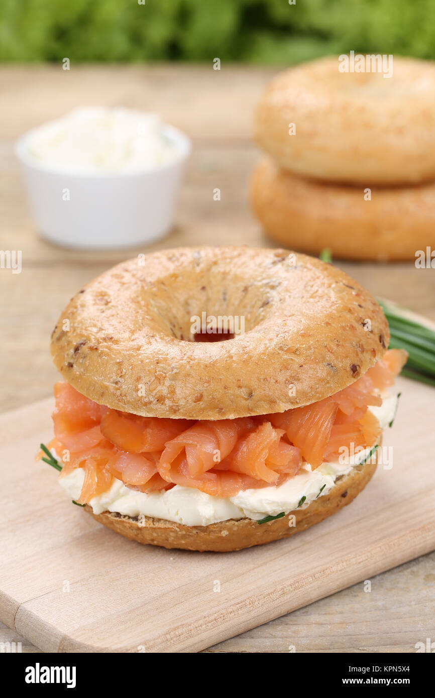 Bagel Brötchen belegt mit Lachs Fisch Stockfoto