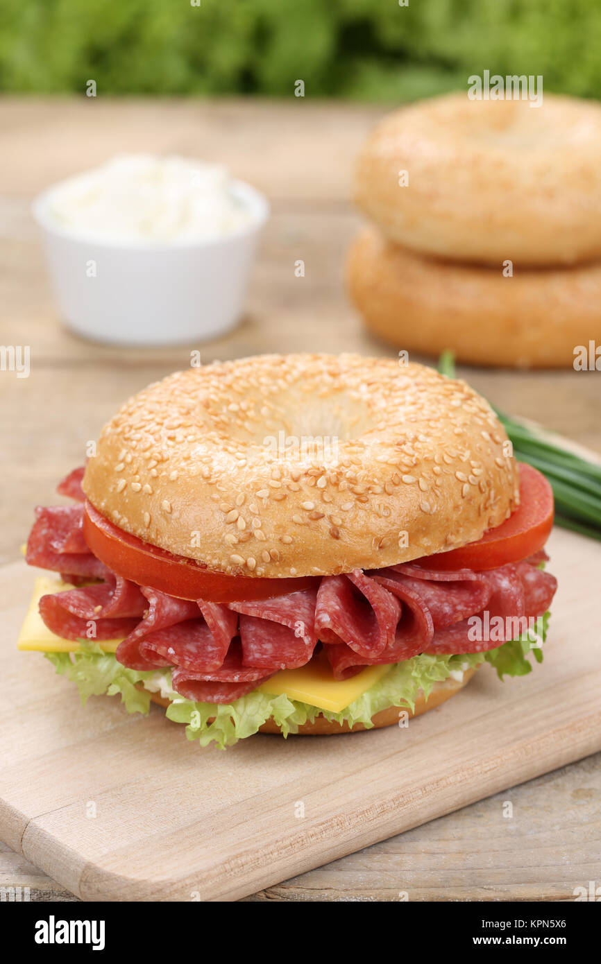 Bagel Brötchen mit Salami Schinken Stockfoto