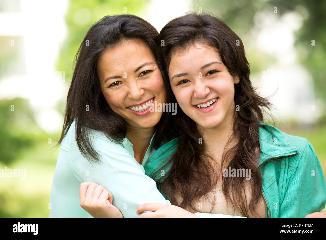 Asiatische Mutter Lachen und huging Ihr Kind. Stockfoto