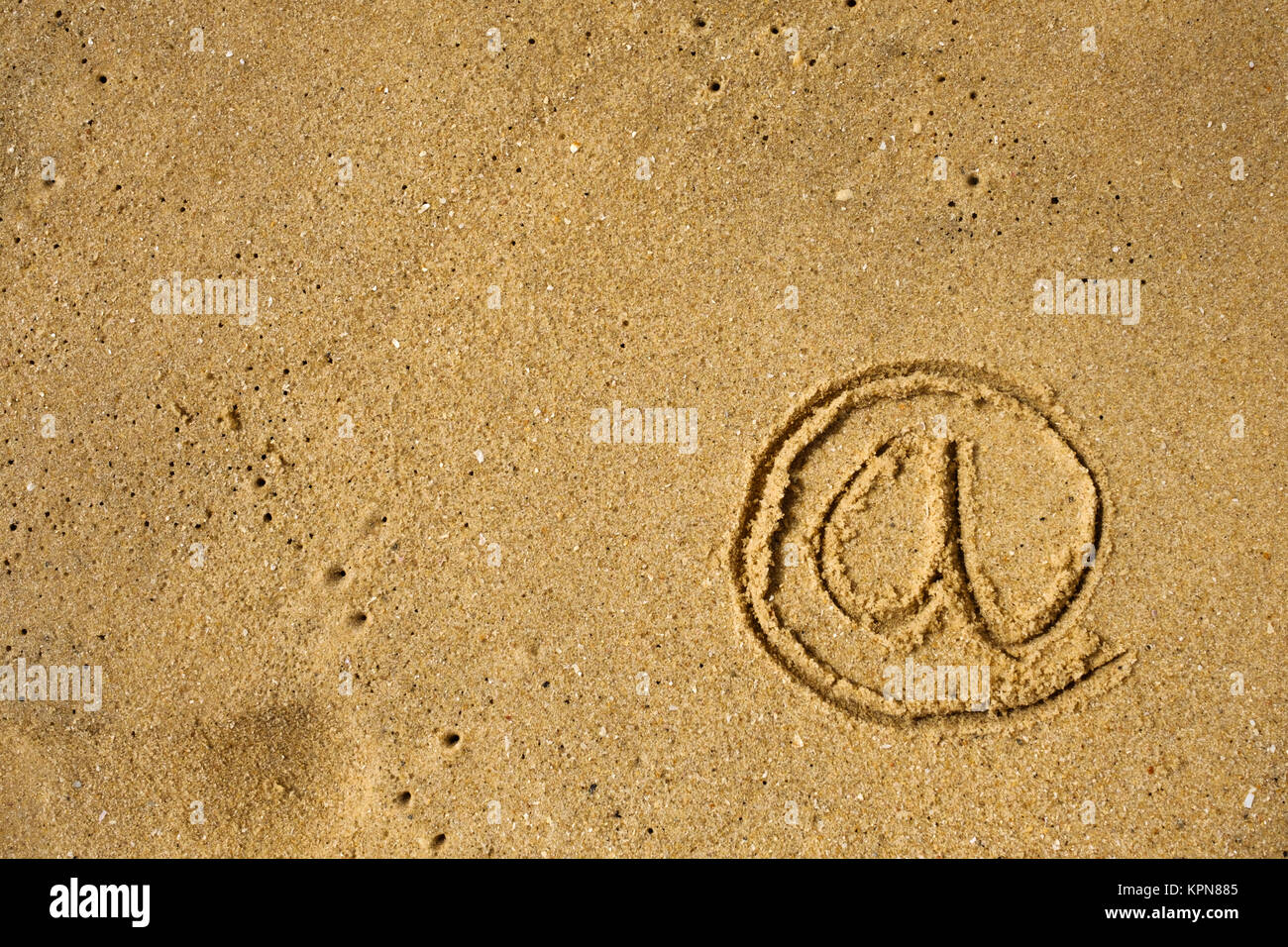 Symbol "Mail" auf Meer Sand gezeichnet. Stockfoto