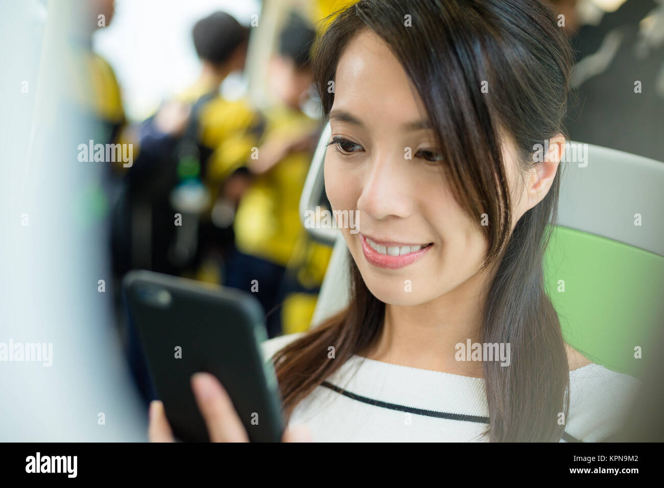 Frau mit Smartphone im Zugabteil Stockfoto