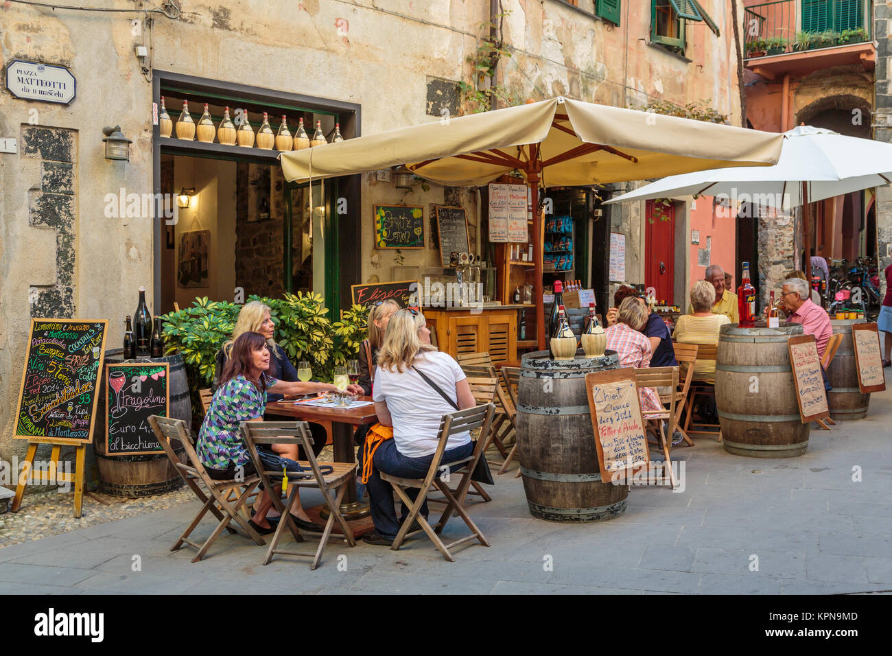 Ein Restaurant im Freien in Monterosso al Mare, Ligurien, Italien, Europa. Stockfoto
