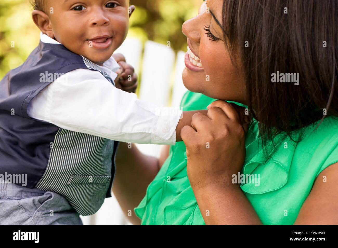 Gerne Afrikanische amerikanische Mutter und Sohn. Stockfoto
