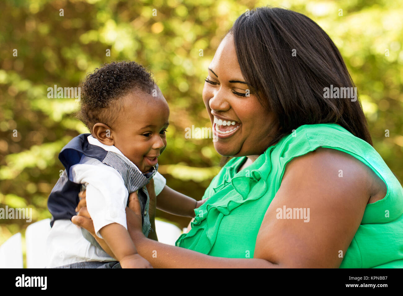 Gerne Afrikanische amerikanische Mutter und Sohn. Stockfoto