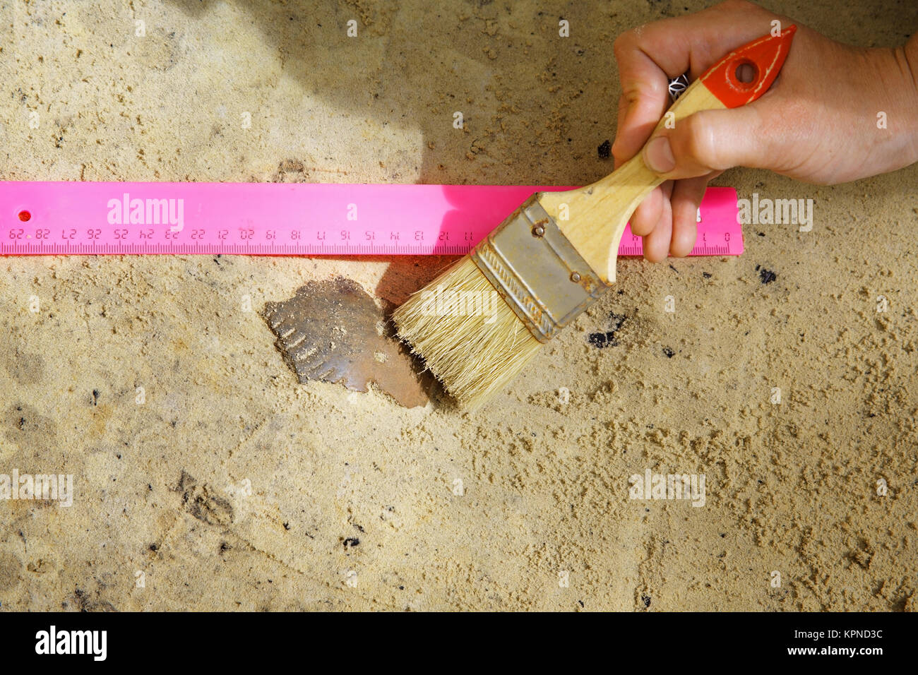 Eine archäologische Fund ist ein Fragment aus einem Tontopf. Die frühe Eisenzeit Stockfoto