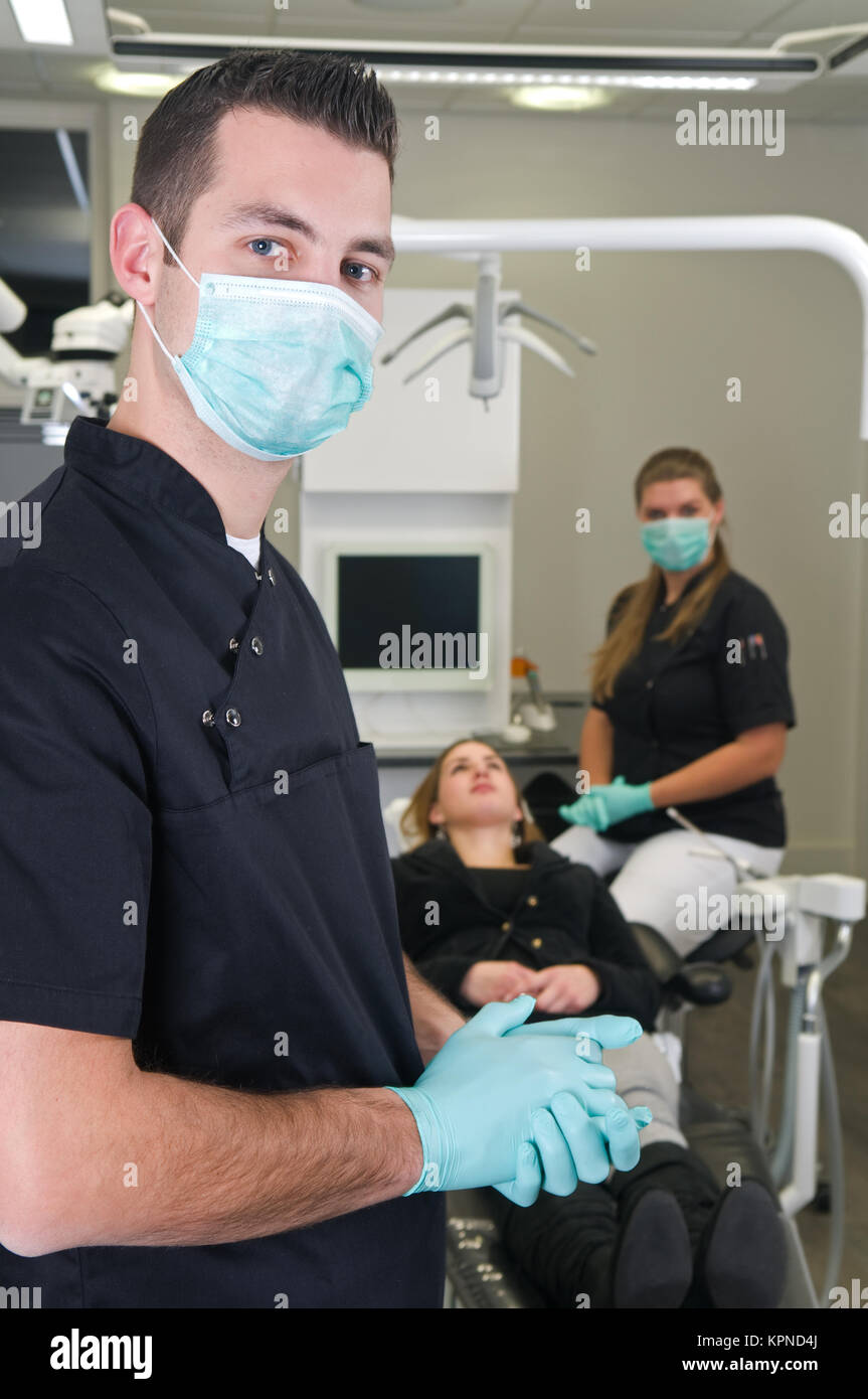 Zahnarzt mit Krankenschwester und Patient Stockfoto