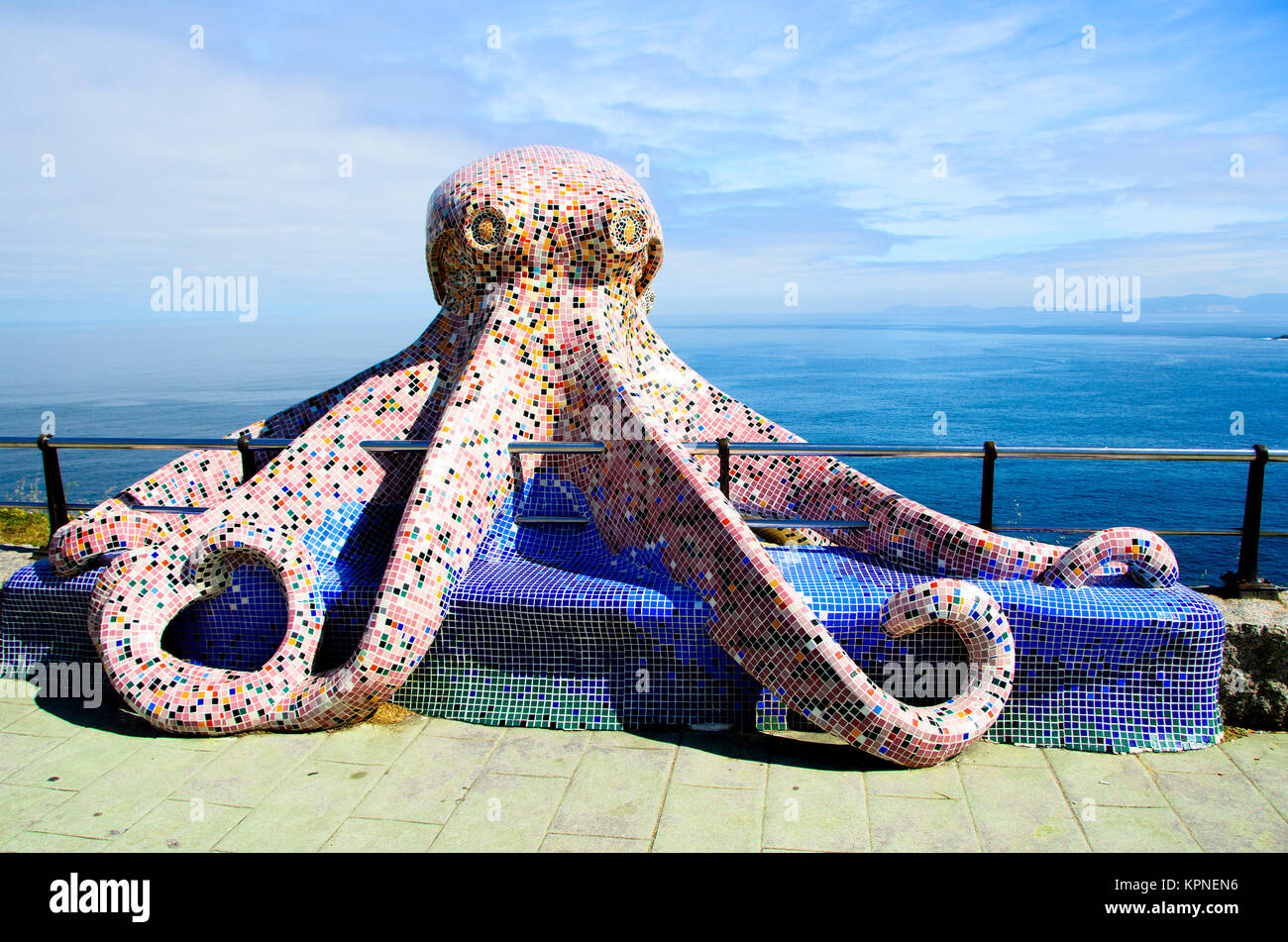 Skulptur von einem Oktopus am Wasser in La Coruña - Galicien, Spanien Stockfoto