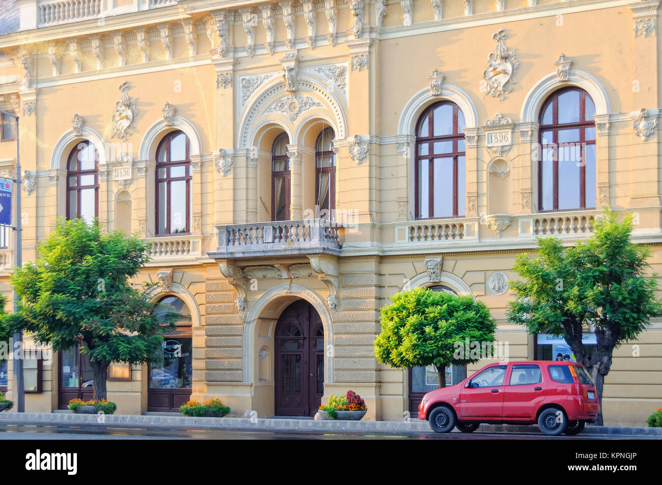 Die Fassade des ehemaligen Arpad Hotel, eines der schönsten Gebäude in Békés - Szarvas, Ungarn Stockfoto