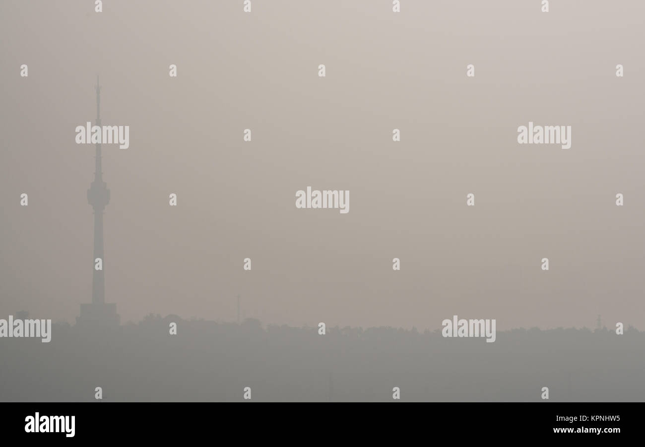 Sonnenaufgang auf Verschmutzung peak Tag in Wuhan Zentralchina mit sichtbar schmutzig Dunst in der Luft mit Blick auf die Schildkröte Berg Stockfoto