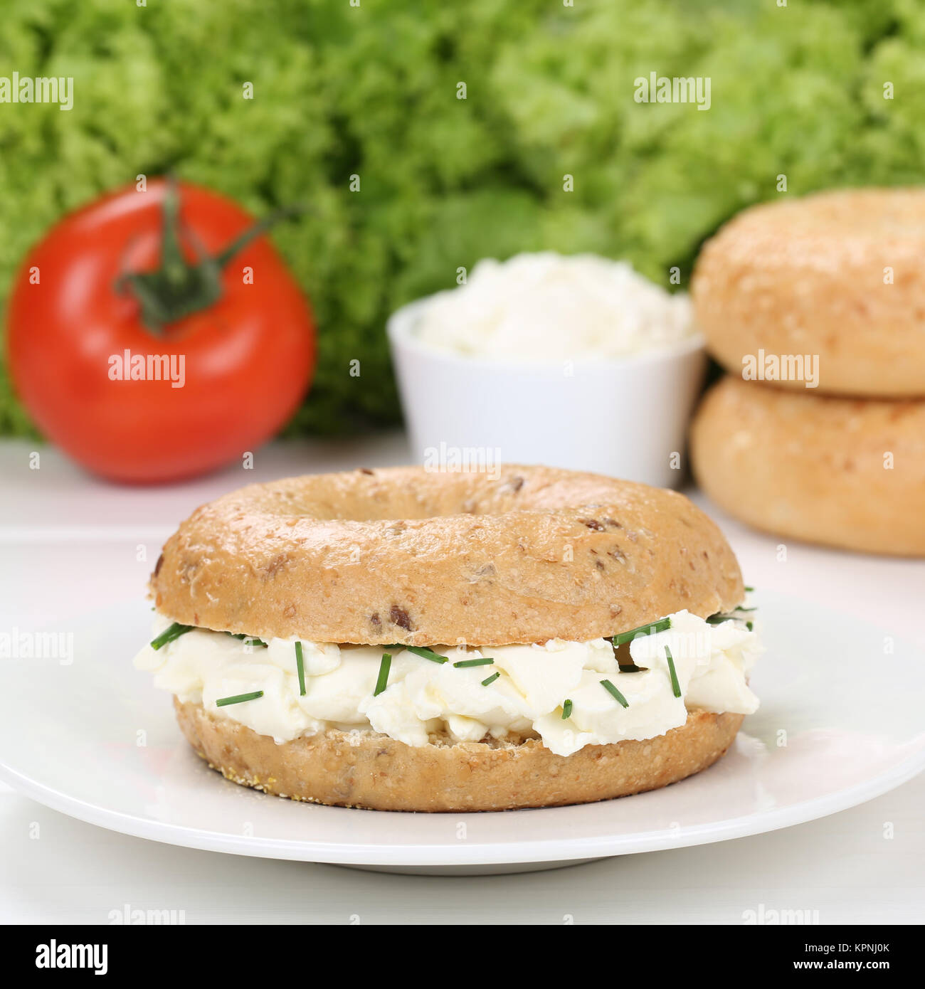 Gesunde Ernährung Bagel mit Frischkäse Käse Brötchen zum Frühstück Stockfoto