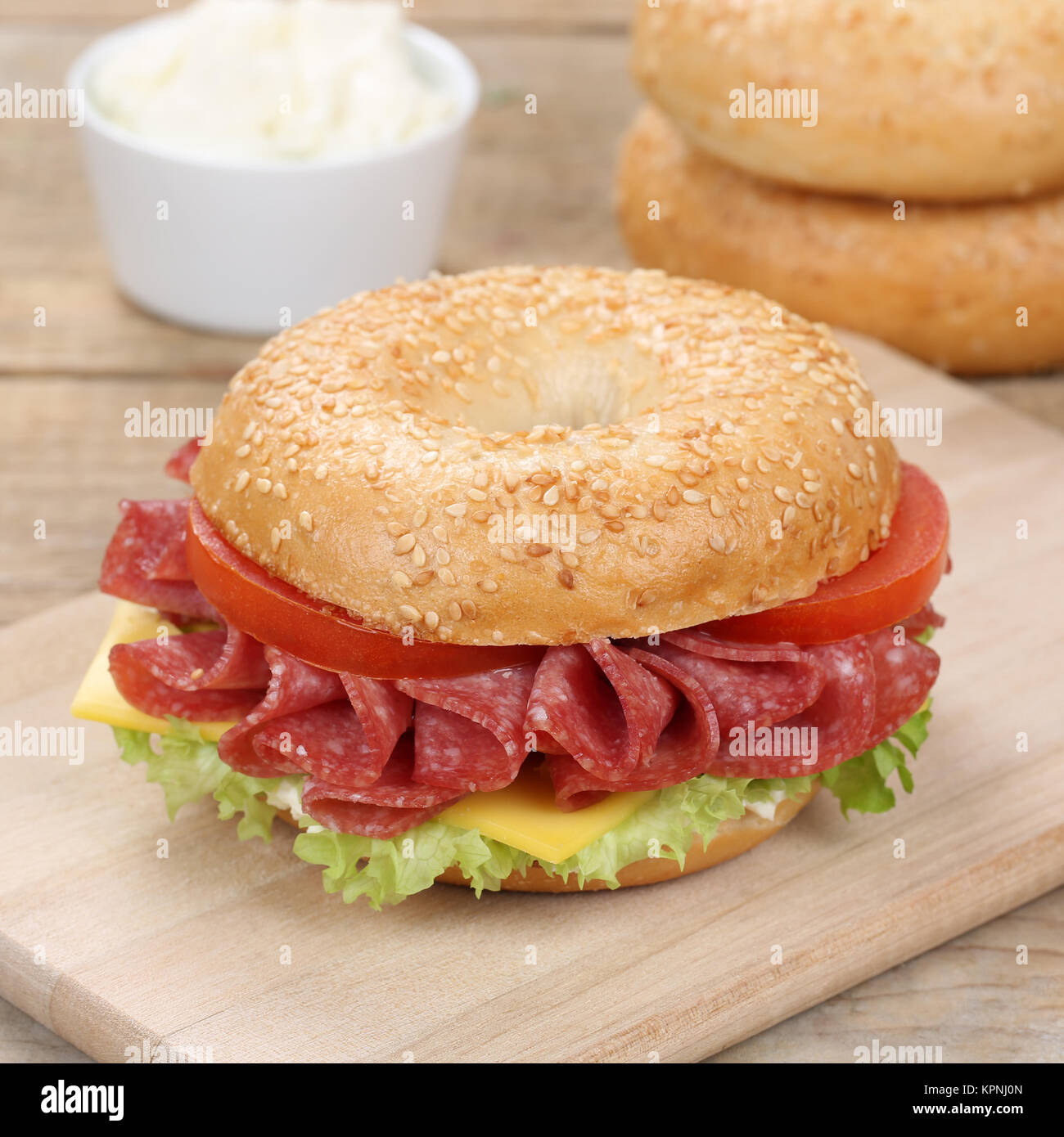 Gesunde Ernährung bagel Brötchen Sandwiches zum Frühstück mit Salami Schinken Stockfoto