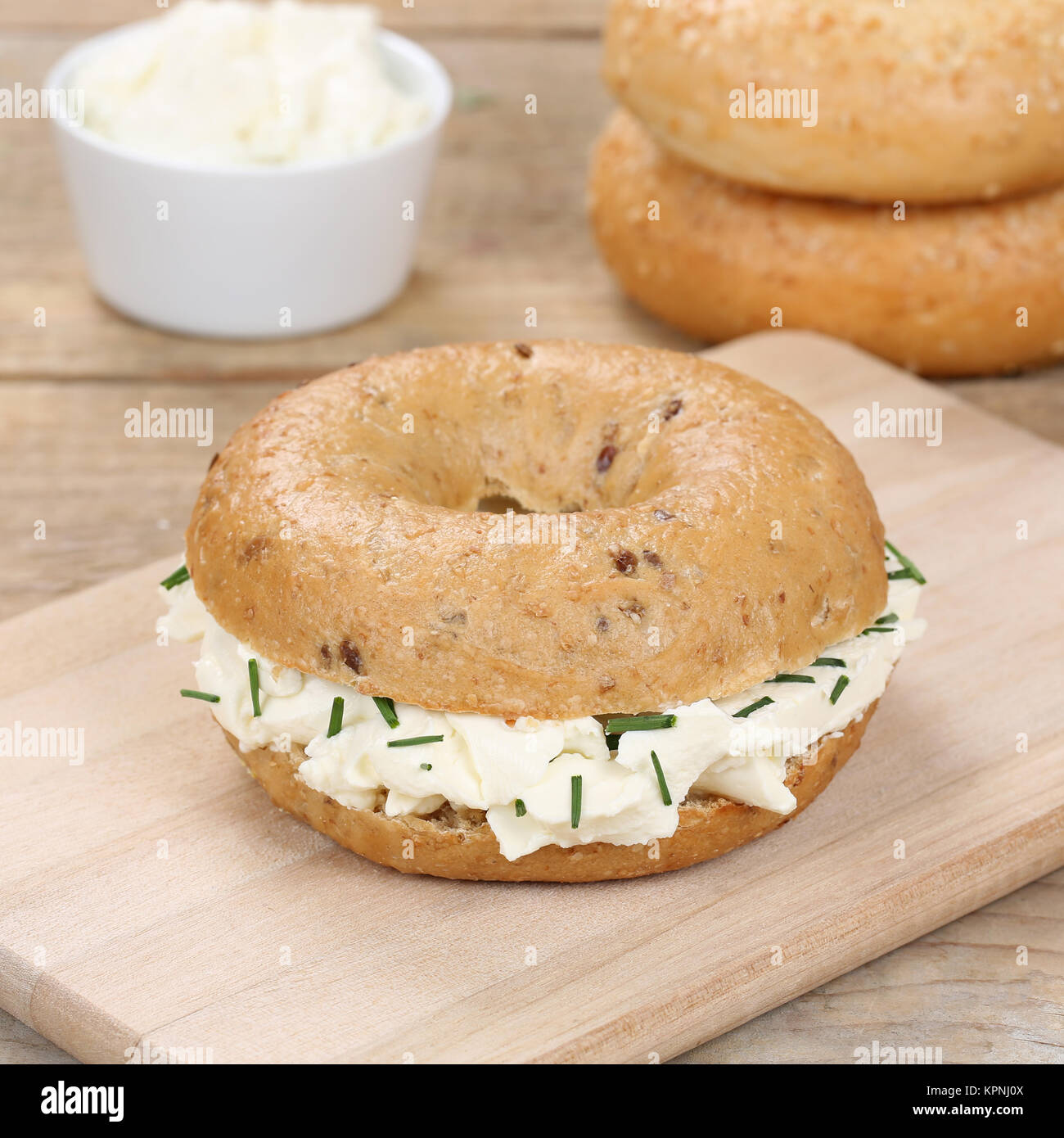 Gesunde Ernährung Bagel mit Frischkäse sandwich Käse Brötchen zum Frühstück Stockfoto