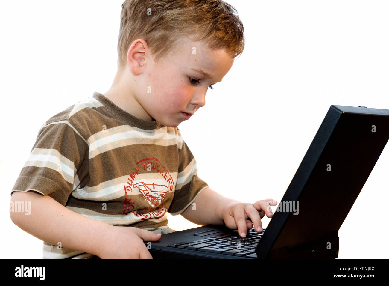 Junge auf einem Laptop arbeitet Stockfoto