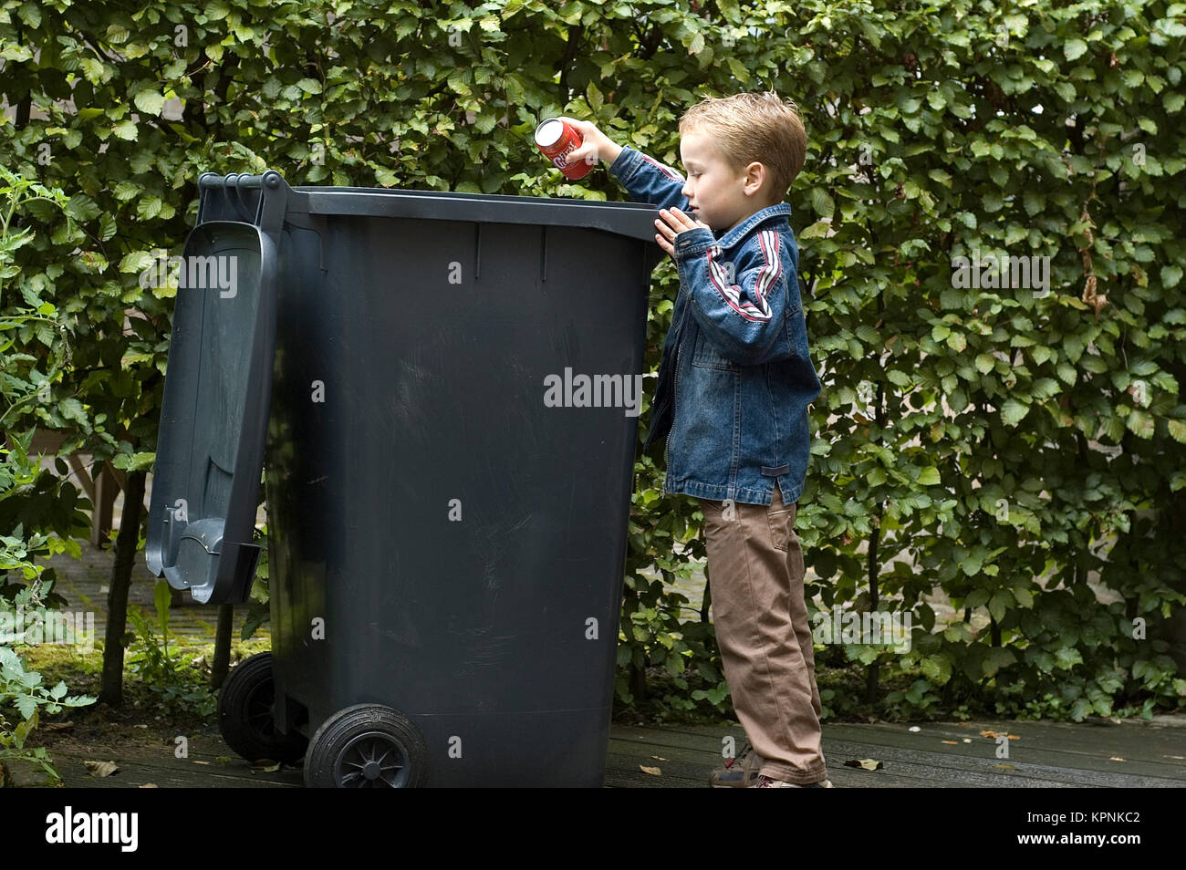 Junge Trashing ein Kann Stockfoto